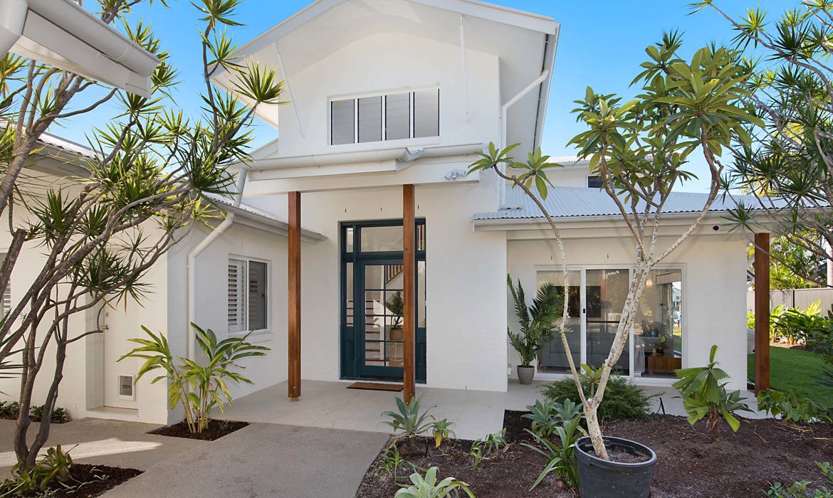 Sunbuilt Constructions Pelican Waters Boulevard Full Renovation Entry